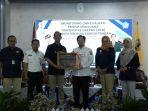 Bupati-HST-H-Aulia-Oktafiandi-saat-menerima-penghargaan-dari-Kanwil-DJPB-Provinsi.jpg