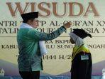 Bupati-HST-H-Aulia-Oktafiandi-saat-mewisuda-ratusan-santri.jpg