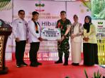 Bupati-HST-Samsul-Rizal-menyerahkan-bantuan-dana-hibah-ke-Yayasan-Kartika-Jaya.jpg
