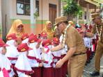 Bupati-HSU-menyapa-siswa.jpg