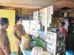 Bupati-Hst-Aulia-Oktafiandi-berbincang-dengan-pemilik-warung-30112022.jpg