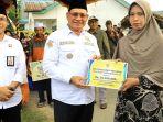 Bupati-Kotabaru-H-Sayed-Jafar-Alaydrus-SH-menyerahkan-bantuan-sosial.jpg