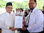 Bupati-Kotabaru-H-Sayed-Jafar-SH-menyerahkan-SK12.jpg