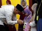 Bupati-Kotabaru-H-Sayed-Jafar-memberikan-santunan-kepada-anak-yatim.jpg