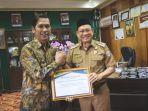 Bupati-Kotabaru-menerima-penghargaan-dari-PT-Taspen-KC-Banjarmasin.jpg