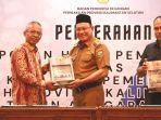 Bupati-Kotabaru-terima-penghargaan-WTP.jpg