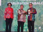 Bupati-Tabalong-H-Anang-Syakhfiani-menerima-penghargaan-Adipura.jpg