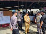 Bupati-Tabalong-H-Anang-Syakhfiani-saat-meninjau-TPS-di-Desa-Mangkusip.jpg