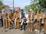 Bupati-Tabalong-HM-Noor-Rifani-gunting-untaian-melati-saat-luncurkan-tiga-unit-Mobil-TRC.jpg
