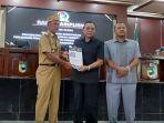Bupati-Tala-Drs-HM-Sukamta-kiri-menyerahkan-dokumen.jpg