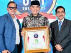 Bupati-Tala-H-Rahmat-Trianto-kembali-menerima-penghargaan-Top-GPR-Award-2025.jpg