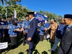Bupati-Tala-H-Rahmat-Trianto-menyalami-PPPK-Paruh-Waktu-seusai-penyerahan-SK.jpg
