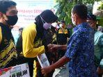 Bupati-Tala-HM-Sukamta-menyerahkan-bonus-uang-atlet-peraih-medali-PON.jpg