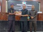 Bupati-Tala-HM-Sukamta-menyerahkan-dokumen-Raperda-Pertanggungjawaban-Pelaksanaan-APBD-2022.jpg