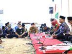 Bupati-Tanah-Bumbu-Tanbu-HM-Zairullah-Azhar-saat-pimpin-rapat.jpg