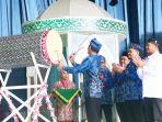 Bupati-Tanah-Laut-Tala-HM-Sukamta-menabuh-beduk-menandai-MTQ-ke-44-Jumat-15072022.jpg