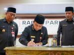 Bupati-Tapin-H-Yamani-dan-Pimpinan-DPRD-Tapin-menandatangani-persetujuan-Ranperda.jpg