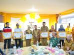 Bupati-Tapin-H-Yamani-menyerahkan-penghargaan-kepada.jpg