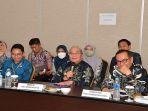Bupati-hss-presentasi-di-depan-tim-penilai-dari-Bappenas.jpg