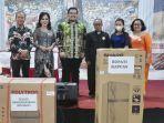 Bupati-kapuas-Ben-Brahim-S-Bahat-serahkan-doorprize-pada-Natal-Jemaat-GKE-Efrata-Sabtu-24122022.jpg