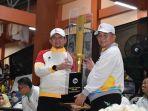 Bupati-serahkan-tongkat-obor-porprov-XI-Kalsel.jpg