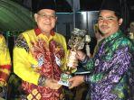 Bupati-serahkan-tropi-kepada-juara-MTQN-ke-54-Tingkat-Kabupaten-Kotabaru.jpg