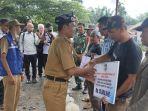 Bupati-tala-Sukamta-serahkan-uang-tunai-kepada-korban-kebakaran-di-Desa-Pasir-putih-29082022.jpg