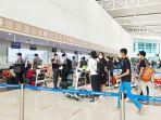 Calon-penumpang-pesawat-di-Bandara-Internasional-Syamsudin-Noor-Kalsel-Rabu-270420222.jpg