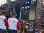 Camat-Banua-Lawas-H-Suwandi-saat-berada-di-lokasi-rumah-yang-terbakar.jpg