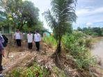 Camat-Banua-Lawas-Suwandi-meninjau-tanah-longsor-di-bantaran-sungai-dekat-Masjid-Pusaka.jpg
