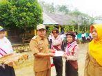 Camat-Batumandi-Abdul-Khair-menyerahkan-piagam-kepada-siswa-SMPN-3-Batumandi.jpg