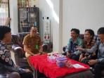Camat-Halong-Rahmadi-menyambut-calon-mahasiswa-dari-Halong.jpg