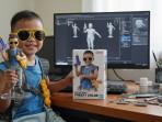 Contoh-Hasil-Prompt-Membuat-Foto-Orang-Pegang-Miniatur-Pakai-Google-Gemini-AI.jpg