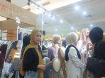 Cynthia-Ramlan-memperlihatkan-produknya-dengan-berbagai-hijab-instan.jpg