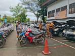 DERETAN-SEPEDA-MOTOR-Deretan-sepeda-motor-dan-mobil-pla1.jpg