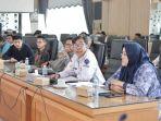 DPRD-Kalsel-menggelar-audiensi-dengan-perwakilan-serikat-buruh-dan-pengusaha.jpg