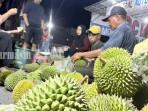 DURIAN-Penjual-durian-musiman-di-wilayah-Kecamatan-BatulicinD.jpg