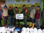 Dandim-1002-HST-Letkol-Kav-gagang-Wardhana-saat-penyerahan-bantuan-sembako.jpg