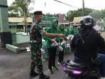 Dandim-HST-Letkol-Inf-Fery-Perbawa-saat-bagi-bagi-takjil-bagi-pengguna-jalan-di-Depan-Makodim-HST.jpg