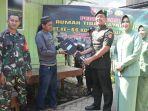 Dandim-HST-Letkol-Inf-Fery-saat-menyerahkan-kunci-Rumah-hasil-bedah-anggota-kodim.jpg