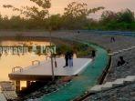 Dermaga-di-Embung-Kebun-Raya-Banua-menjadi-berfoto-foto-para-pengunjung-ww.jpg