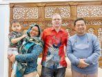 Desy-Pirmasari-suami-Shaun-Welfare-anak-Isaac-Welfare-da-Wali-Kota-Banjarmasin-Ibnu-Sina.jpg