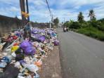 Di-sisi-jalan-tersebut-tumpukan-sampah-di-jalan-tembus-mantuil.jpg