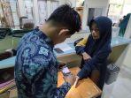 Dibantu-petugas-Calon-Jemaah-Haji-Calhaj-Tapin-saat-melakukan-perekaman-data-Saudi-Visa12.jpg