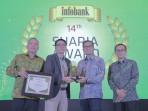 Direktur-Utama-Bank-Kalsel-Fachrudin-menerima-penghargaan.jpg