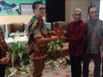Dirut-BPD-Kalsel-Fachruddin-dua-dari-kiri-menyerahkan-penghargaan-kepada-narasumber.jpg