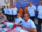 Ditreskrimsus-Polda-Kalsel-saat-menggelar-konfrensi-pers-hasil-Operasi-Peti-Intan-2024ss.jpg