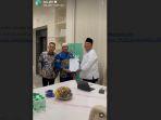 Dr-H-Bahrul-Ilmi-didampingi-Herman-Susilo-menerima-surat-rekomendasi-2.jpg