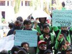 Driver-ojek-online-maupun-sopir-taksi-online-menggelar-unjuk-rasa.jpg