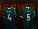 Dua-Jersey-Liverpool-yang-berada-di-locker-room.jpg